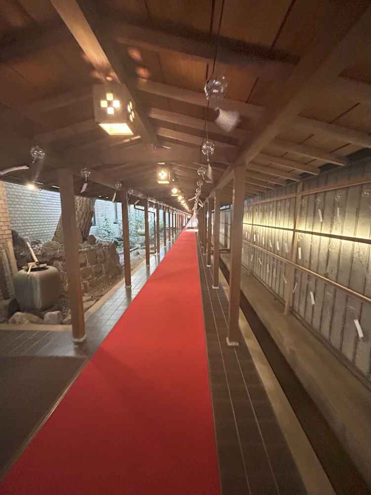 赤い絨毯と長い廊下が印象的だった。