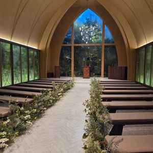 木目と緑が広がる開放的なチャペル