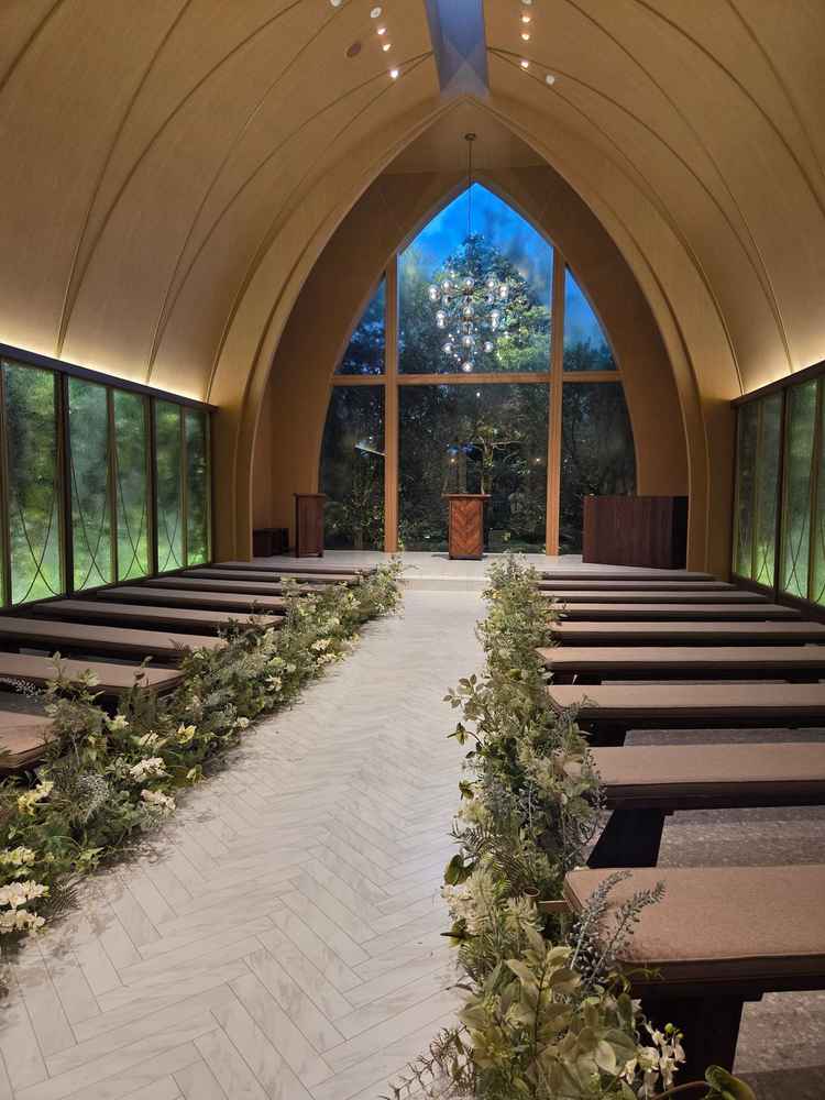 木目と緑が広がる開放的なチャペル