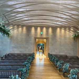 チャペルの後ろ側も綺麗に作られてました。ソファには背もたれもあって、座りやすかったです。