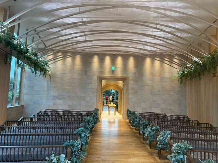 チャペルの後ろ側も綺麗に作られてました。ソファには背もたれもあって、座りやすかったです。