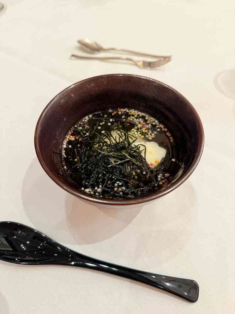 コース料理の中に鯛茶漬け。結婚式場で鯛茶漬けが出ると思わずびっくりしました。とても美味しかったです。