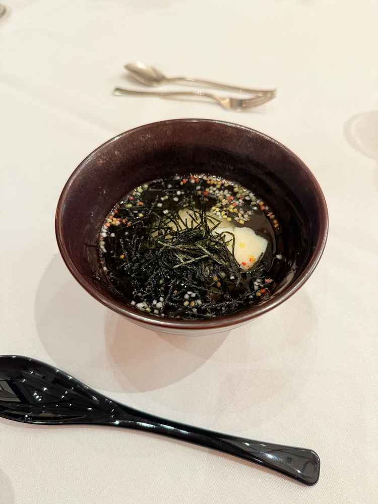 コース料理の中に鯛茶漬け。結婚式場で鯛茶漬けが出ると思わずびっくりしました。とても美味しかったです。
