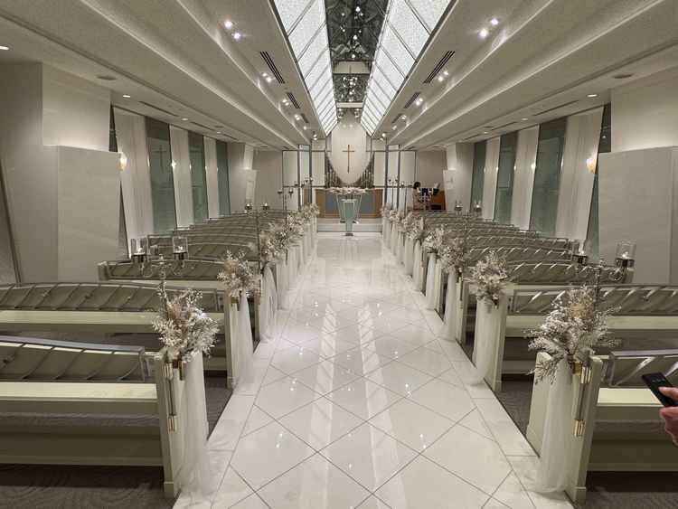 チャペルはコンパクトでしたが、歌声や音楽が響き、光の調整で雰囲気が変わりとても素敵でした。