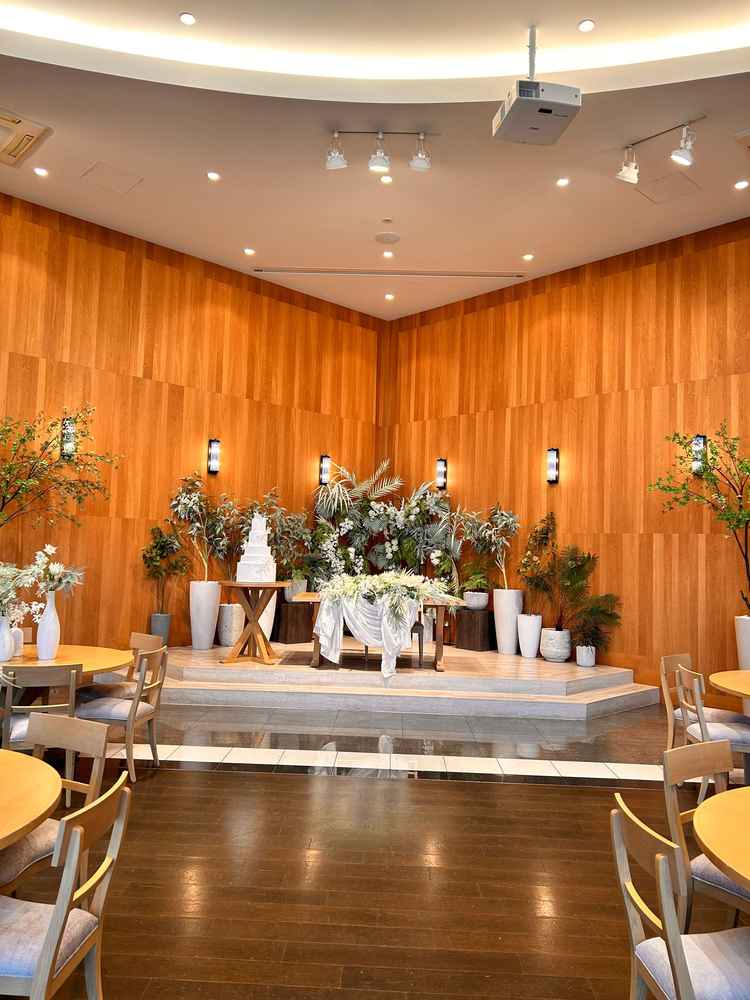 【披露宴会場_大宮離宮】扇のような形の会場で、角に席を設けてる。6階なのに庭があり素敵。移動が微妙。