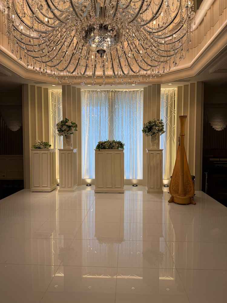 チャペルの雰囲気です。日中は外の色が反射して入ってきてかなり青が映えます