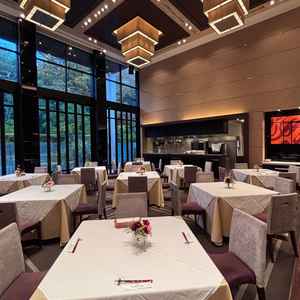 こちらはレストラン会場で、大人っぽい雰囲気でした。ゲスト距離の近そうでしたが検討中の人数だと狭い感じ