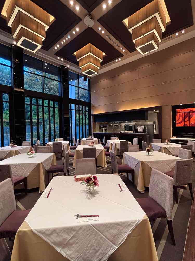 こちらはレストラン会場で、大人っぽい雰囲気でした。ゲスト距離の近そうでしたが検討中の人数だと狭い感じ