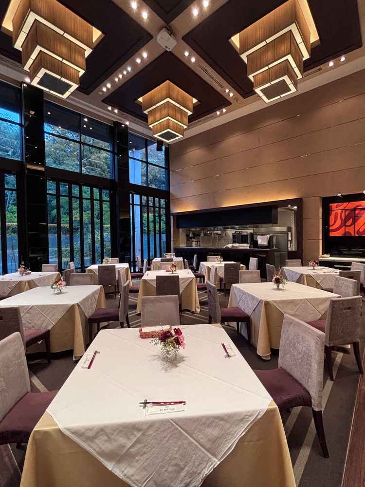 こちらはレストラン会場で、大人っぽい雰囲気でした。ゲスト距離の近そうでしたが検討中の人数だと狭い感じ