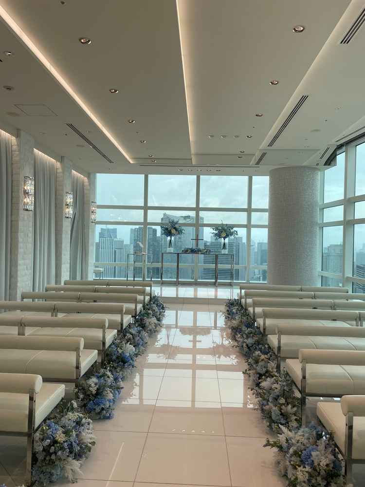 挙式会場。あいにくの雨。会場が白すぎると感じた。