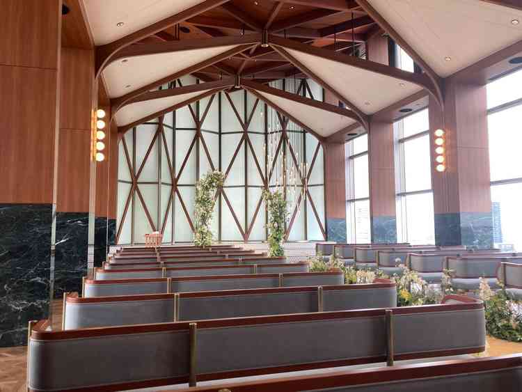 自然光が入り、開放感のあるチャペルでした。