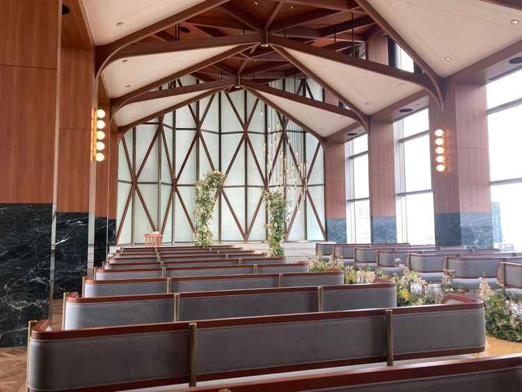 自然光が入り、開放感のあるチャペルでした。