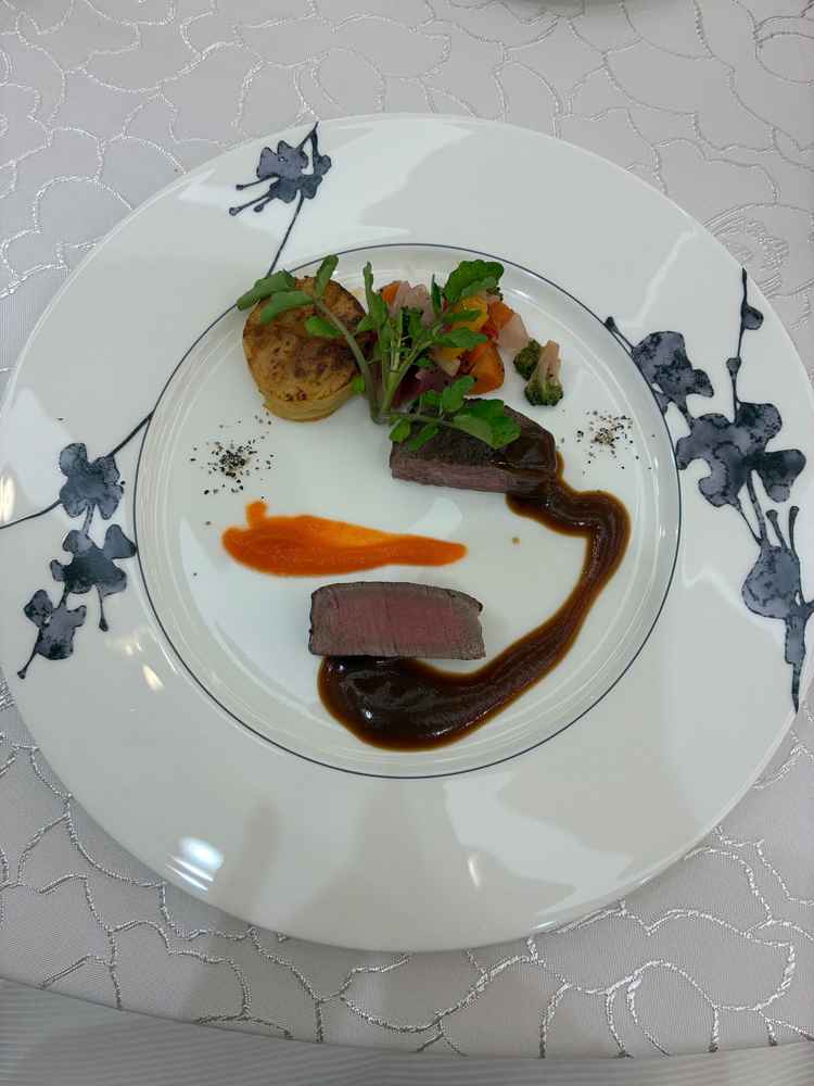 試食会のお料理です。盛り付けやお皿もお洒落でした。