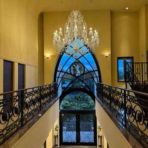 チャペルは向かう階段からの写真です。春は舞鶴公園の桜が窓一面に見える様で、とても人気なシーズンとの事