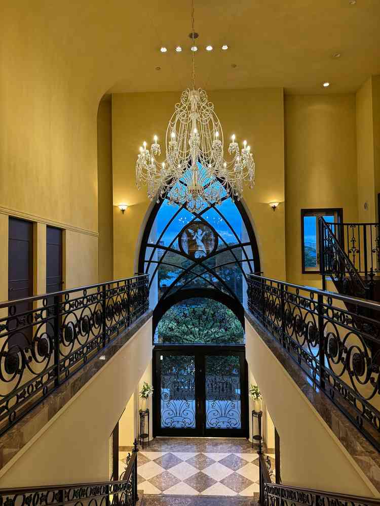 チャペルは向かう階段からの写真です。春は舞鶴公園の桜が窓一面に見える様で、とても人気なシーズンとの事