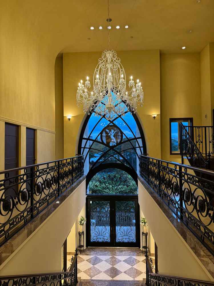 チャペルは向かう階段からの写真です。春は舞鶴公園の桜が窓一面に見える様で、とても人気なシーズンとの事