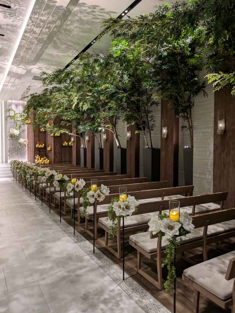 木の幹は本物を使い、KITTEの中にあるとは思えない、自然の中にいるような癒しの空間。