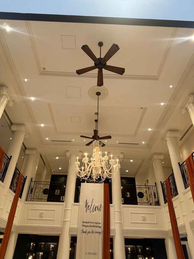 エントランスはプリンセスのお城に入った気分になり、特別な空間が広がっていました。