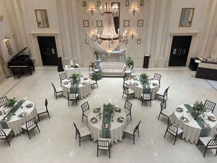 私好みの緑の披露宴で、理想でした！ソファにすると割高になりますが、しっかりドレスが見えます。