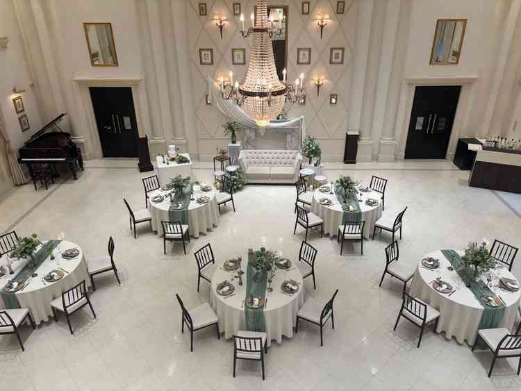 私好みの緑の披露宴で、理想でした!ソファにすると割高になりますが、しっかりドレスが見えます。