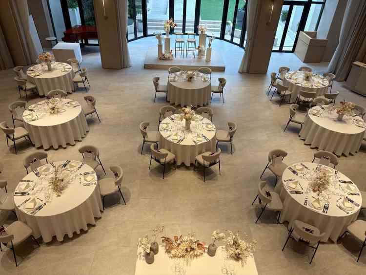 全体の白っぽいデザインが好みです。広さも天井の高さも申し分なし。