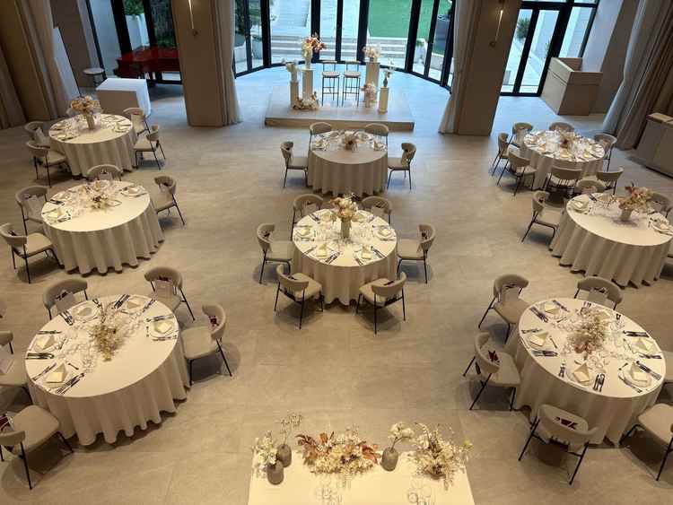 全体の白っぽいデザインが好みです。広さも天井の高さも申し分なし。