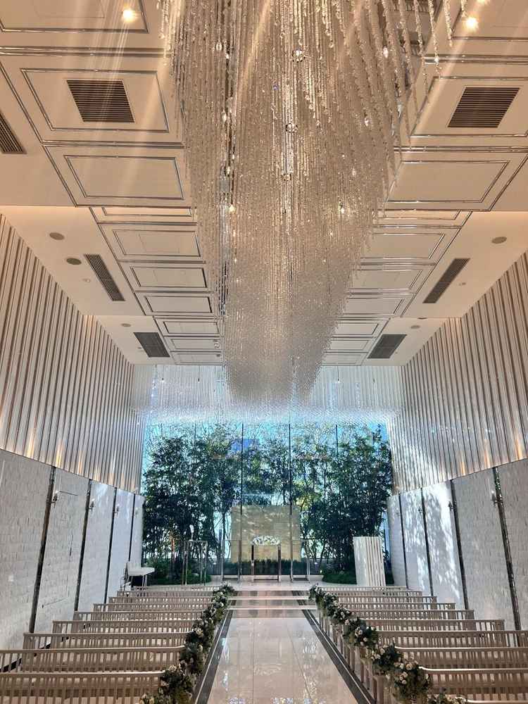 大きなシャンデリアが輝く開放的なチャペル。自然光が入ってキレイな空間でした。