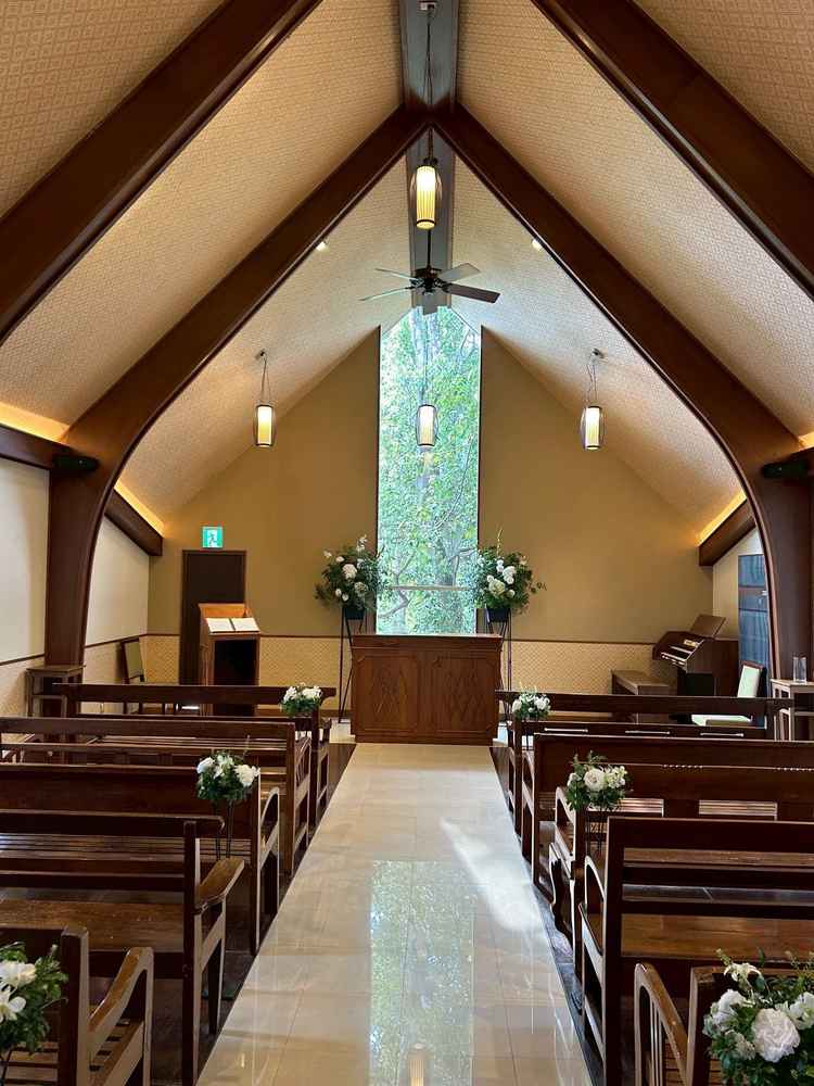 木の木漏れ日が入ってその反射がバージンロードに反射して映し出されているのがとっても素敵でした。