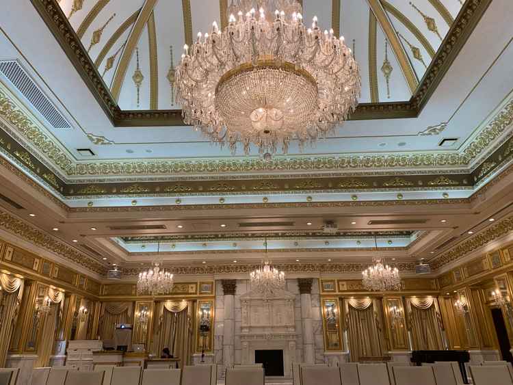 披露宴会場。入場時の演出で、プロジェクションマッピングのデモを見れました。