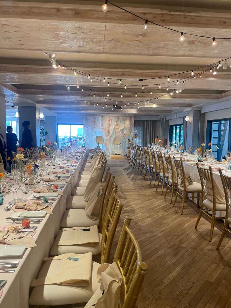 披露宴会場は長机のレイアウトでめずらしく新鮮でした。