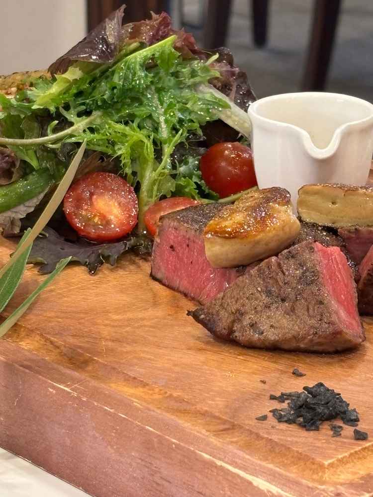 ファグラを贅沢に使ったA5ランクのお肉。低温調理で、ナイフなしでもかみ切れるぐらい柔らかかったです。
