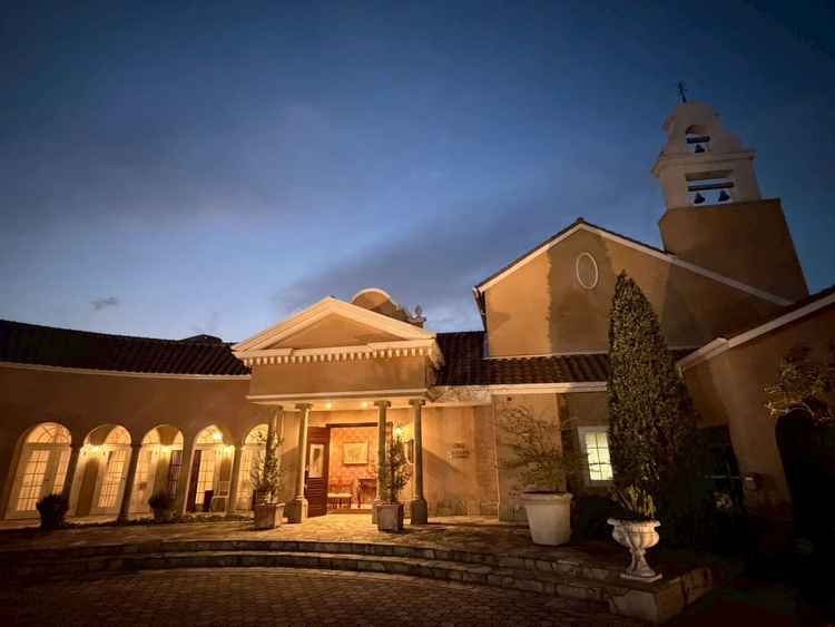 ゲストが一番初めに目にする会場の入り口。日が沈む前と後で異なる雰囲気だったのが素敵でした。