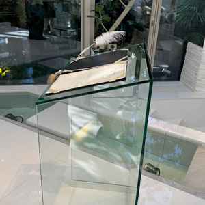 チャペル内のサインをする台はクリア素材でできていて、雰囲気とマッチしていた。