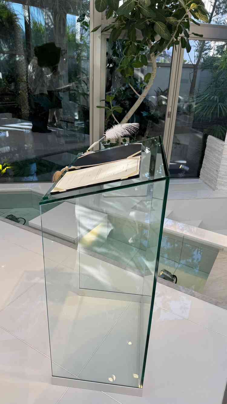 チャペル内のサインをする台はクリア素材でできていて、雰囲気とマッチしていた。