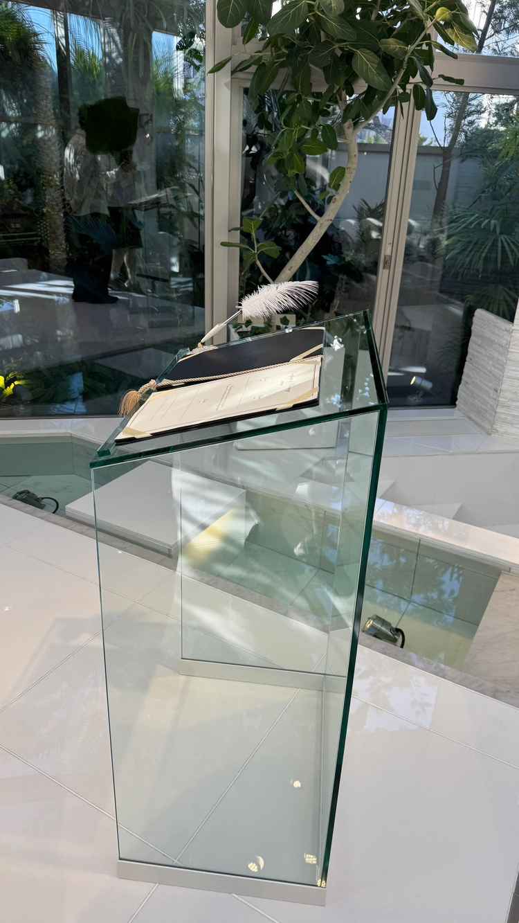 チャペル内のサインをする台はクリア素材でできていて、雰囲気とマッチしていた。