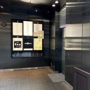 建物の入り口のエレベーター。こちから皆んな入場。