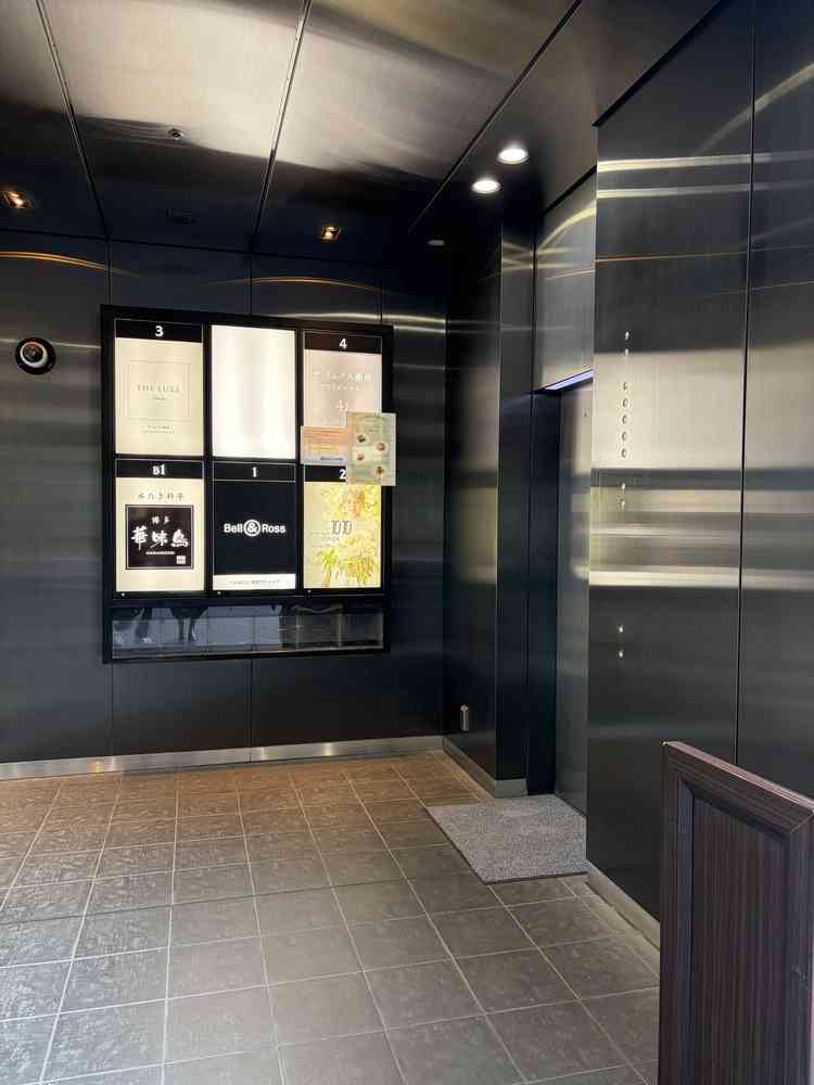 建物の入り口のエレベーター。こちから皆んな入場。