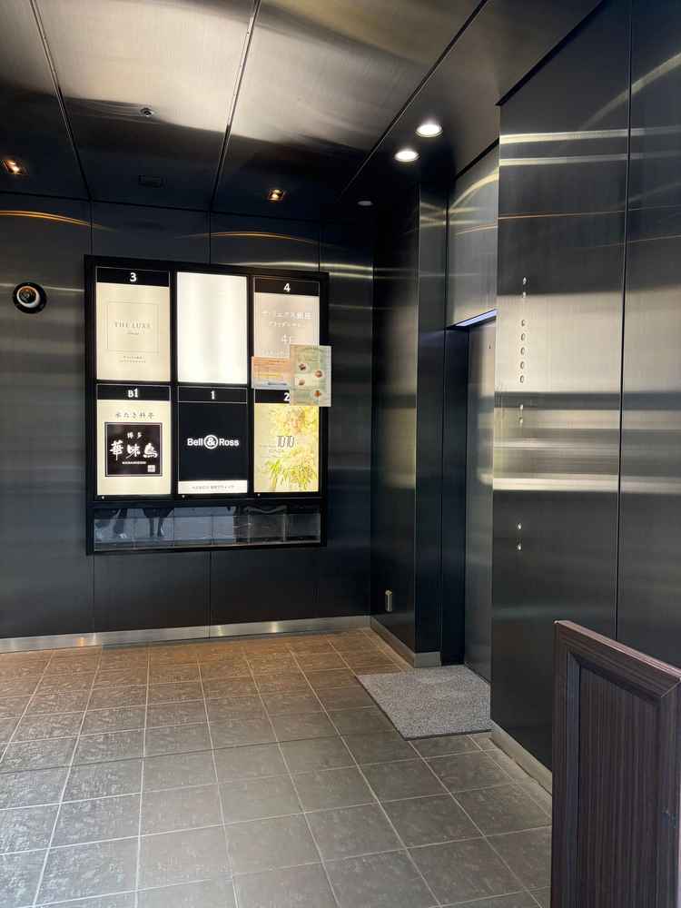 建物の入り口のエレベーター。こちから皆んな入場。