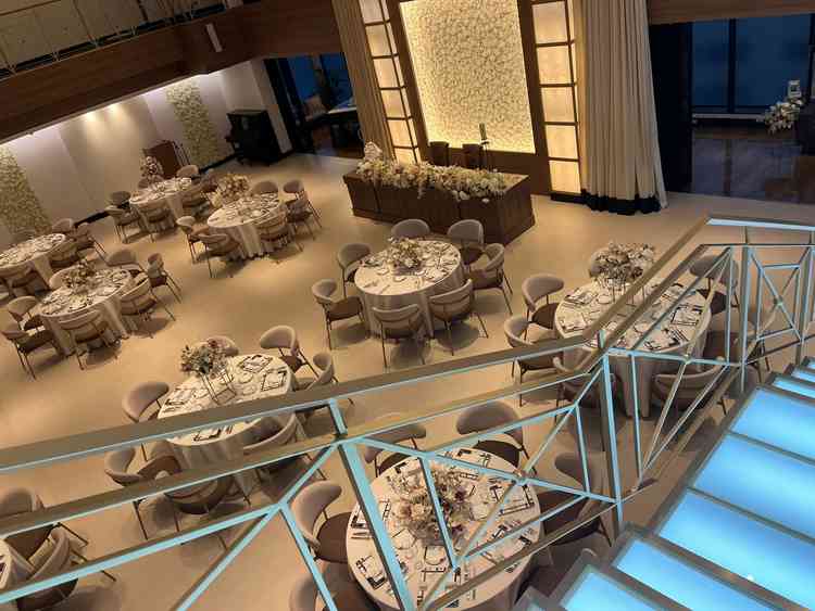 披露宴会場はお花がたくさんで、階段もあって素敵でした。