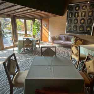 披露宴前のゲストの待合室です。披露宴会場と繋がっており、テラスもあっていい雰囲気です。