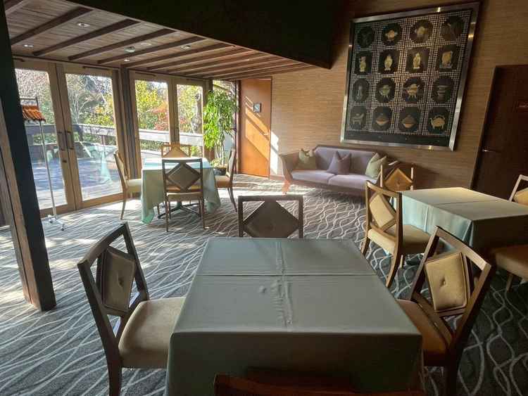 披露宴前のゲストの待合室です。披露宴会場と繋がっており、テラスもあっていい雰囲気です。