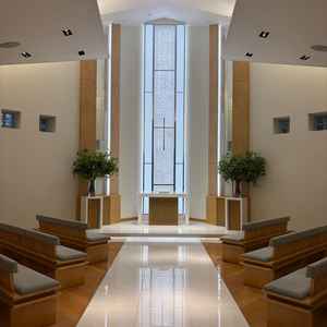 洋装だけでなく和装人前式も可能なチャペル。椅子が斜めになっていてゲストが見やすい配置になっていました