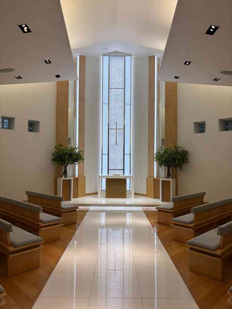 洋装だけでなく和装人前式も可能なチャペル。椅子が斜めになっていてゲストが見やすい配置になっていました