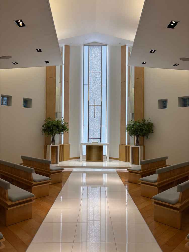 洋装だけでなく和装人前式も可能なチャペル。椅子が斜めになっていてゲストが見やすい配置になっていました