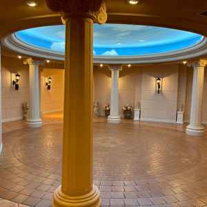 フラワーシャワーを行う場所で、天候に左右されないところが良さだと説明をいただき広さも感じました。