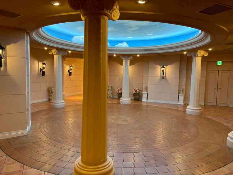 フラワーシャワーを行う場所で、天候に左右されないところが良さだと説明をいただき広さも感じました。