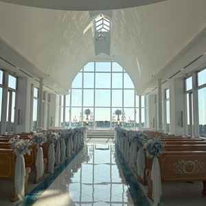 チャペル。ガラス張りで自然光が良く入ります。