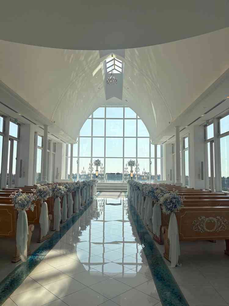 チャペル。ガラス張りで自然光が良く入ります。