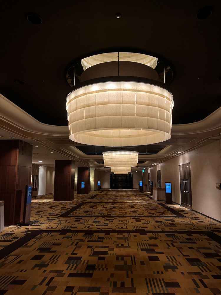 地下二階の式場ロビー。厳かであるがどこか温かい印象を受けました。