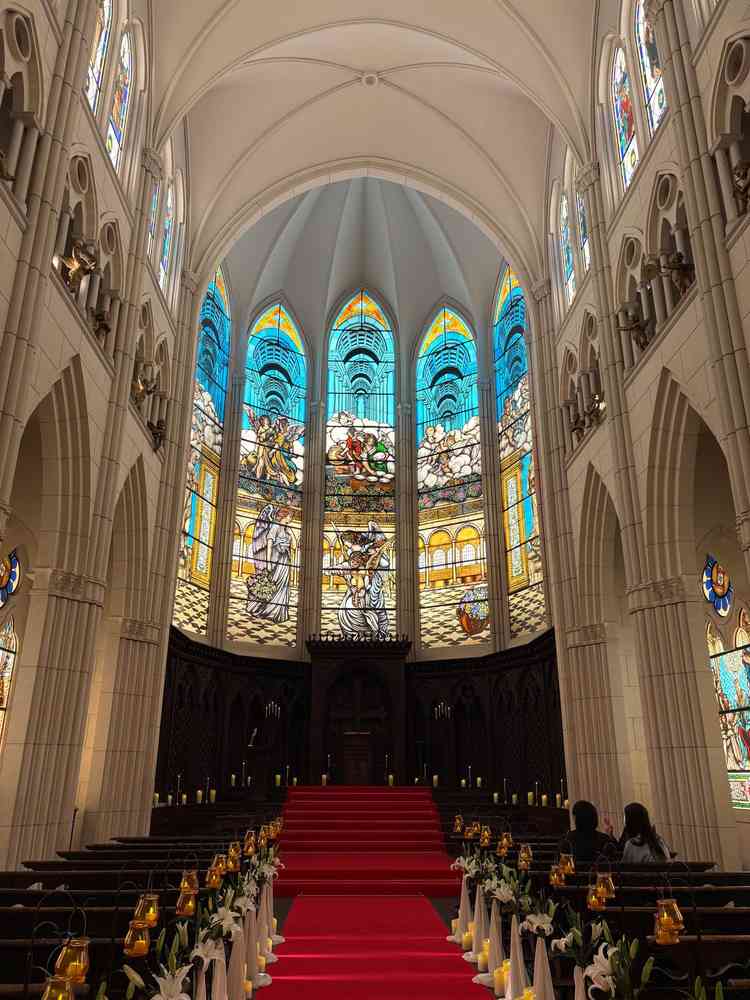 圧倒的な大聖堂で調光が自由にできるとの事で、暗転バージョンを見せてもらいましたがとても神秘的でした。